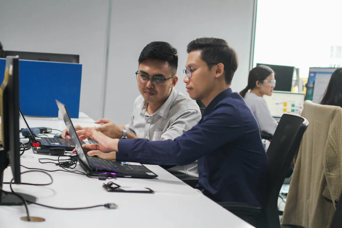 Equipo de ingenieros colaborando — orquestación multi-agente Omvyx