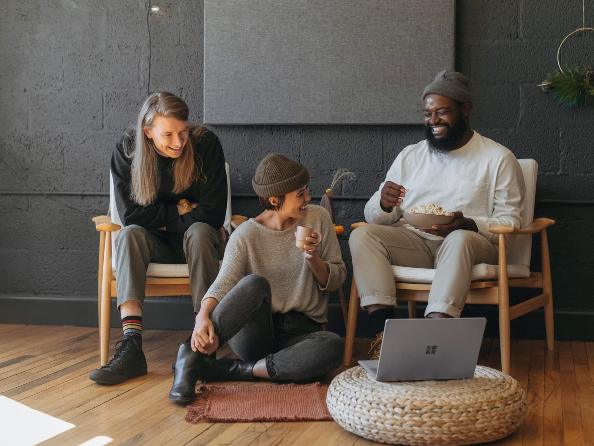 Equipo comercial cerrando oportunidades sin administración manual de CRM